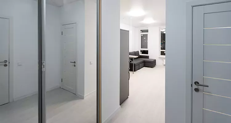 Modern Mirrored Closet Doors Repair in Bloomingdale, FL