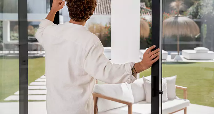 Sliding Screen Door Maintenance for Closing Issues in Bloomingdale, FL